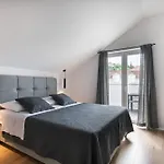 穆勒公寓 *